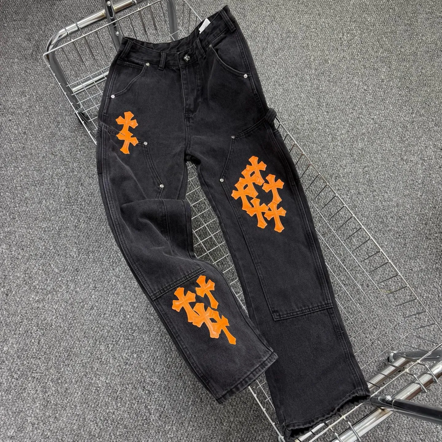 P280 Style number: H861 Chrome Hearts & Chrome Hearts 25FW CH workwear logging black and orange leather limited edition cow king jeans Chrome Hearts' most popular color pants are made of beaded canvas fabric, and heavy washing makes the upper body of the fabric more textured and the pants are tall and straight! The three-dimensional cutting of the whole trousers is a masterpiece! The hardware is customized by zp. The beaded canvas fabric is thick and soft after being washed. It has good breathability. Customized small leather label. Unique design. The details are simple and elegant, and the workmanship is exquisite. The whole trousers are neatly routed and the details are in place! It’s so cool that both men and women can easily control the genderless trend!  Size: 30-32-34-36 Color: black